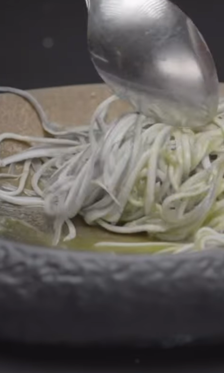 Angulas servidas con una cuchara