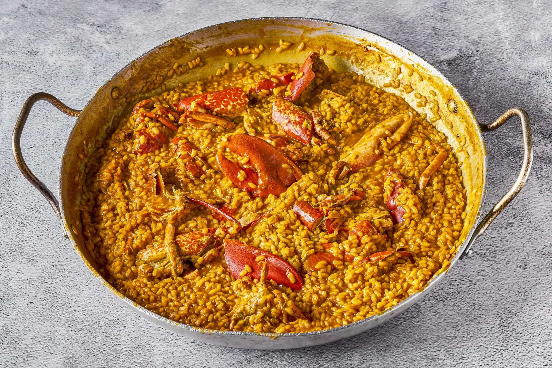 Arroz con bogavante en paellera