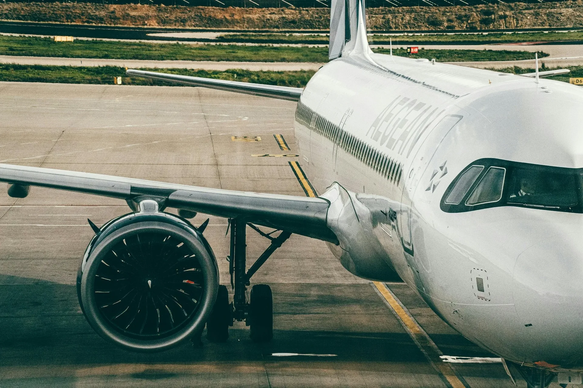 Avión en la pista de un aeropuerto