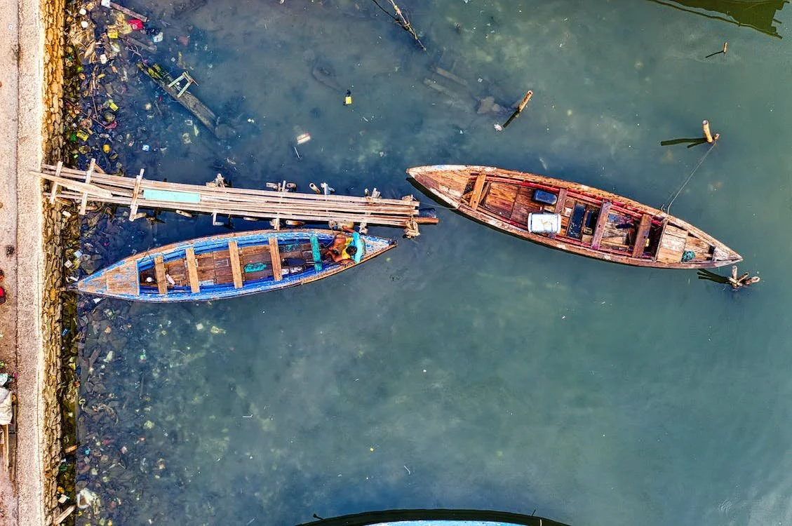 Vista aérea de dos barcas de pesca amarradas