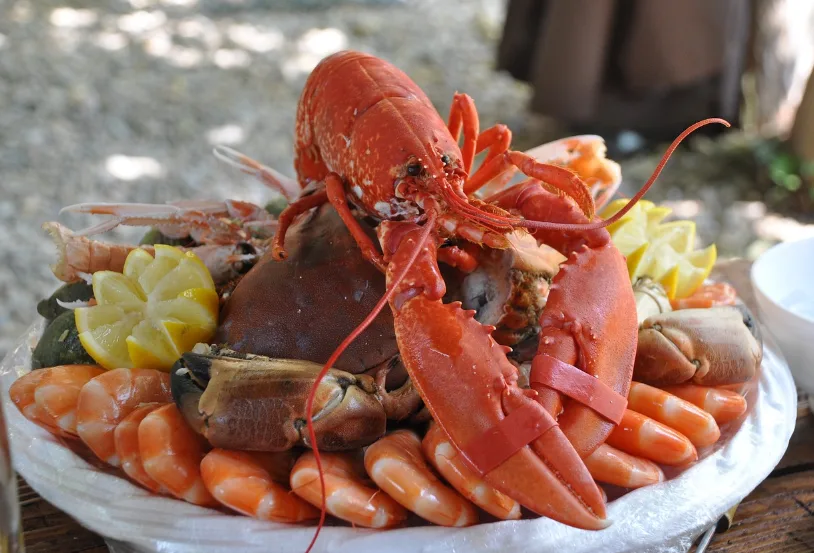 Bogavante y gambas en una fuente de marisco