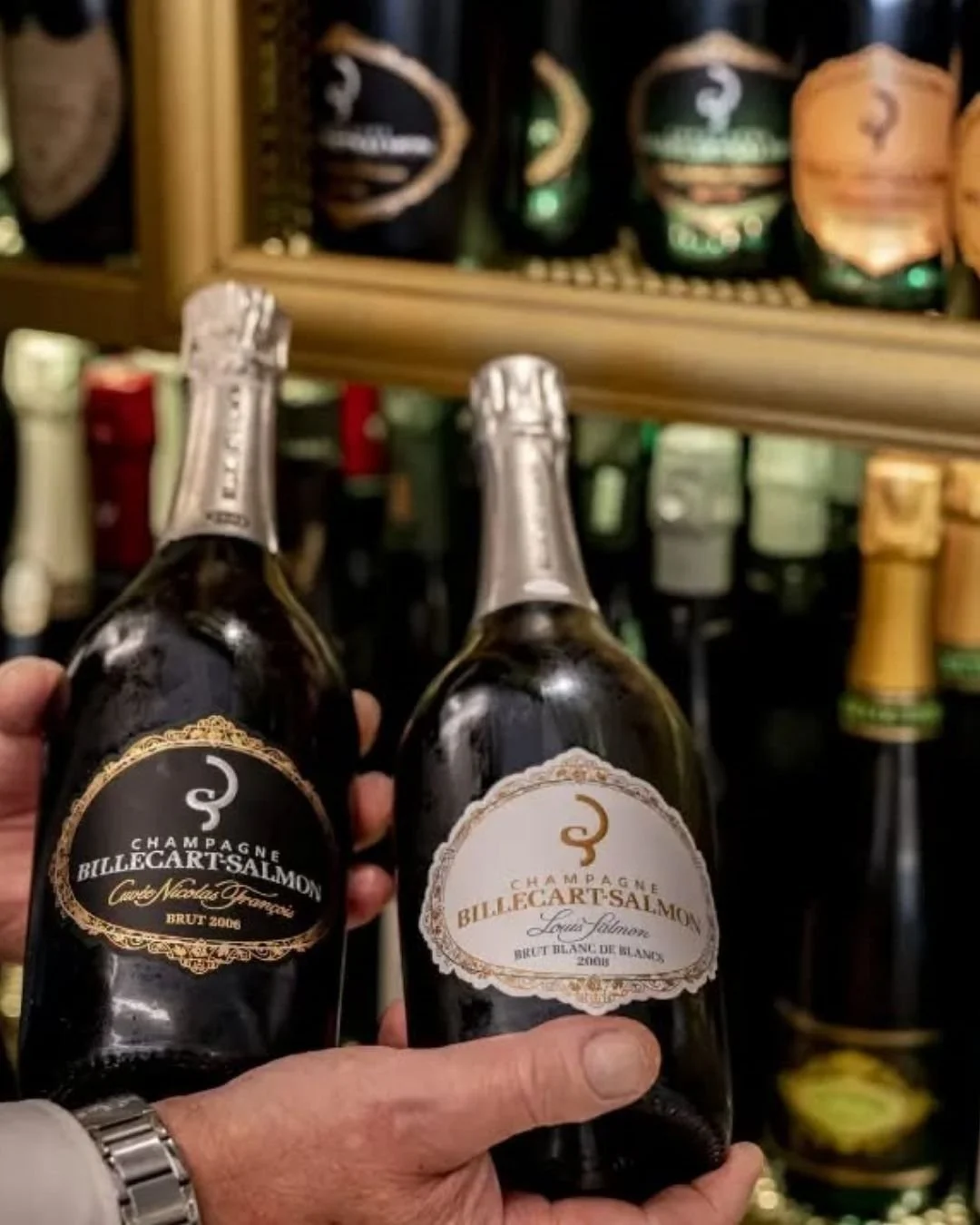 Dos botellas de champagne en manos del sommelier