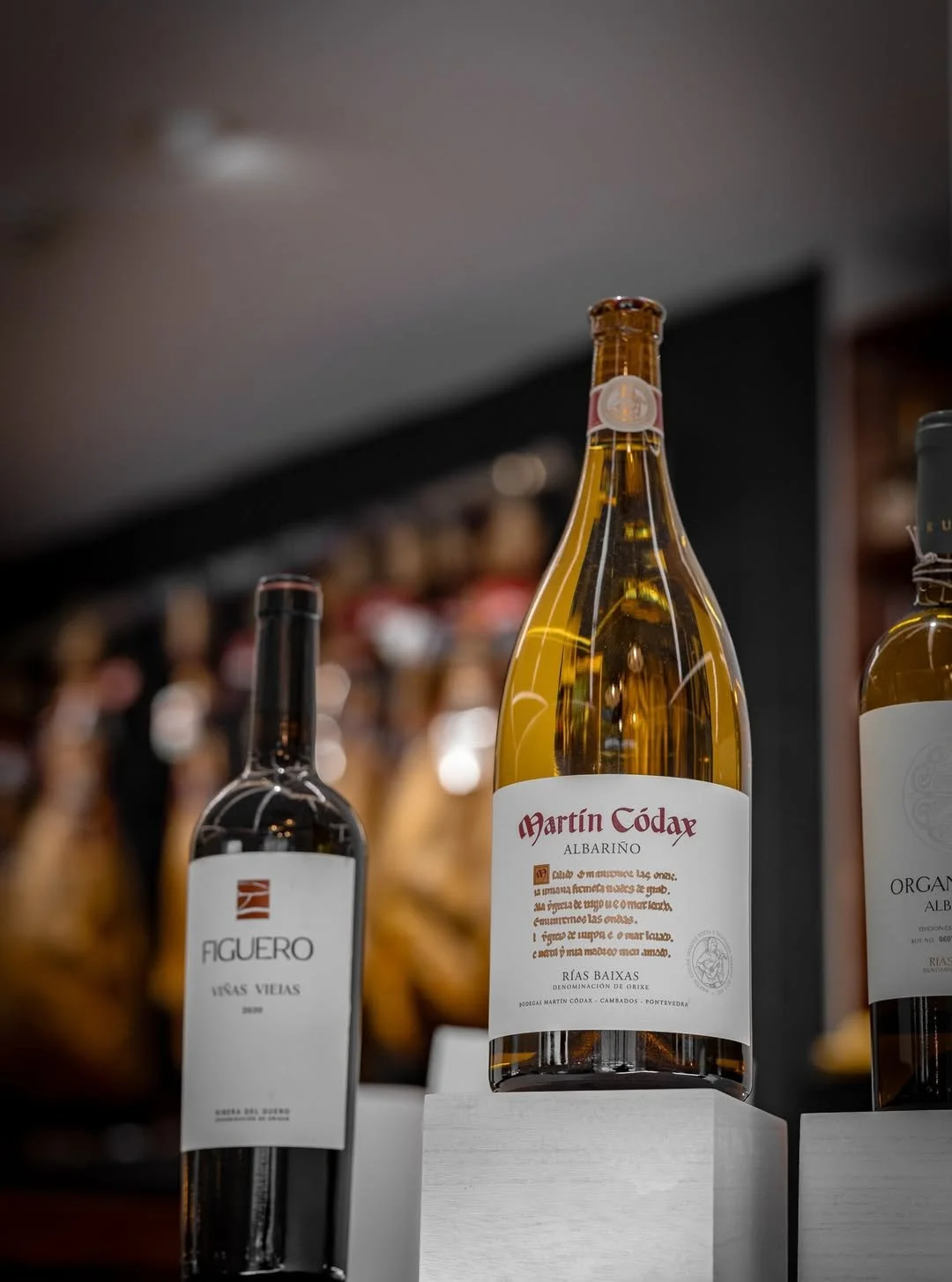 Botellas de vino en la estantería del restaurante