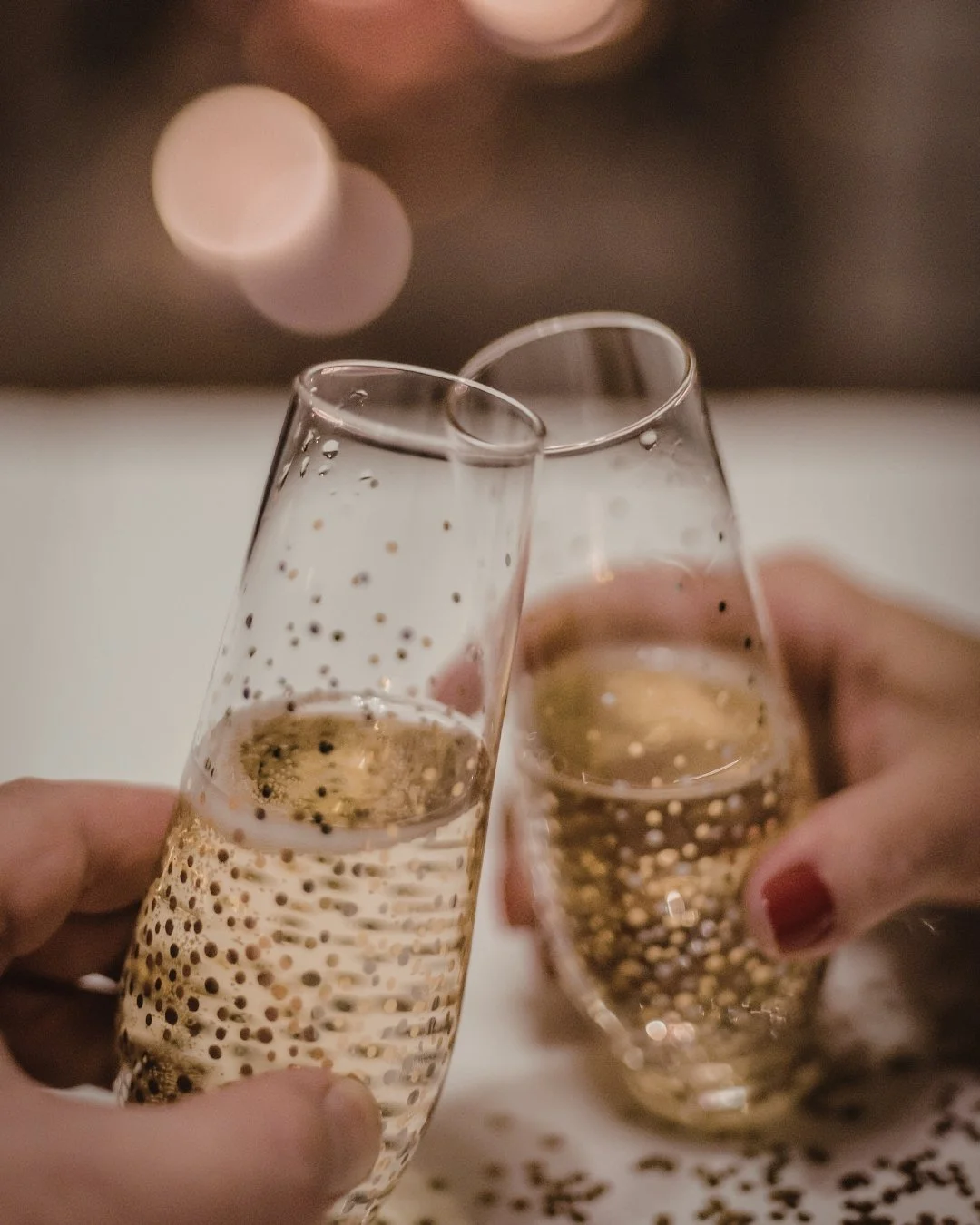 Dos copas de cava en un brindis