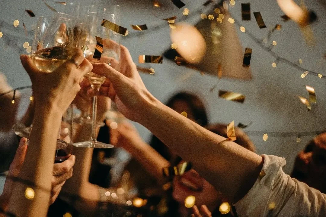 Brindis con champagne y confeti