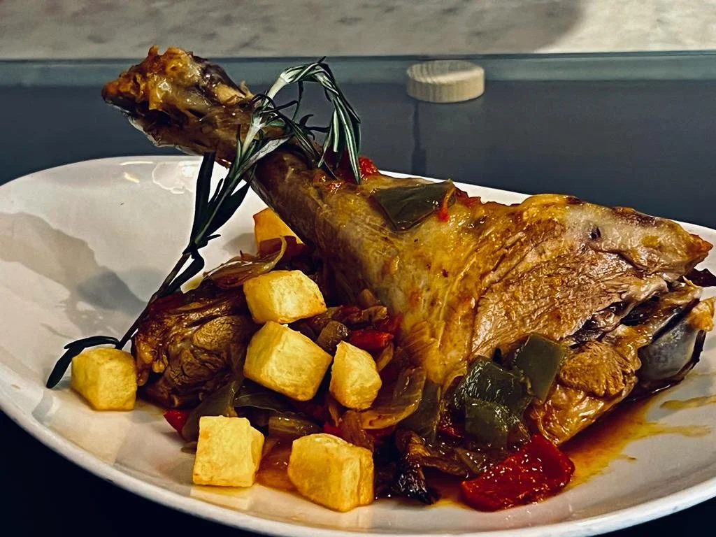 Cabrito guisado con patatas fritas