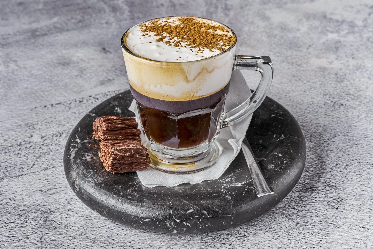Café irlandés servido con una galleta