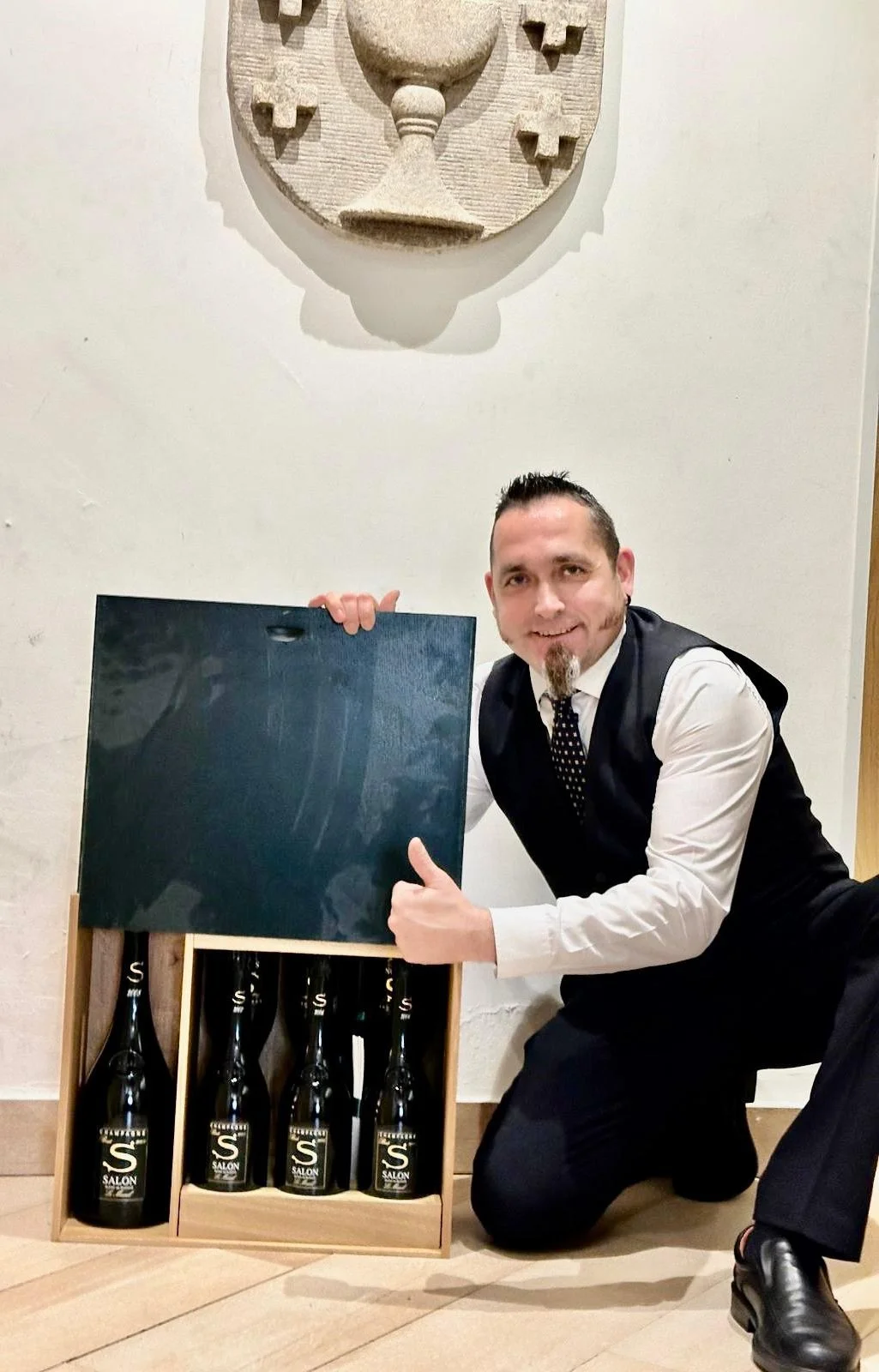 Camarero de Ogrelo con una selección de champagnes
