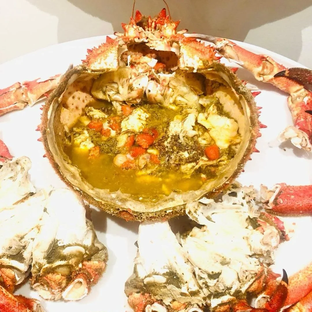 Centolla gallega abierta y servida en fuente