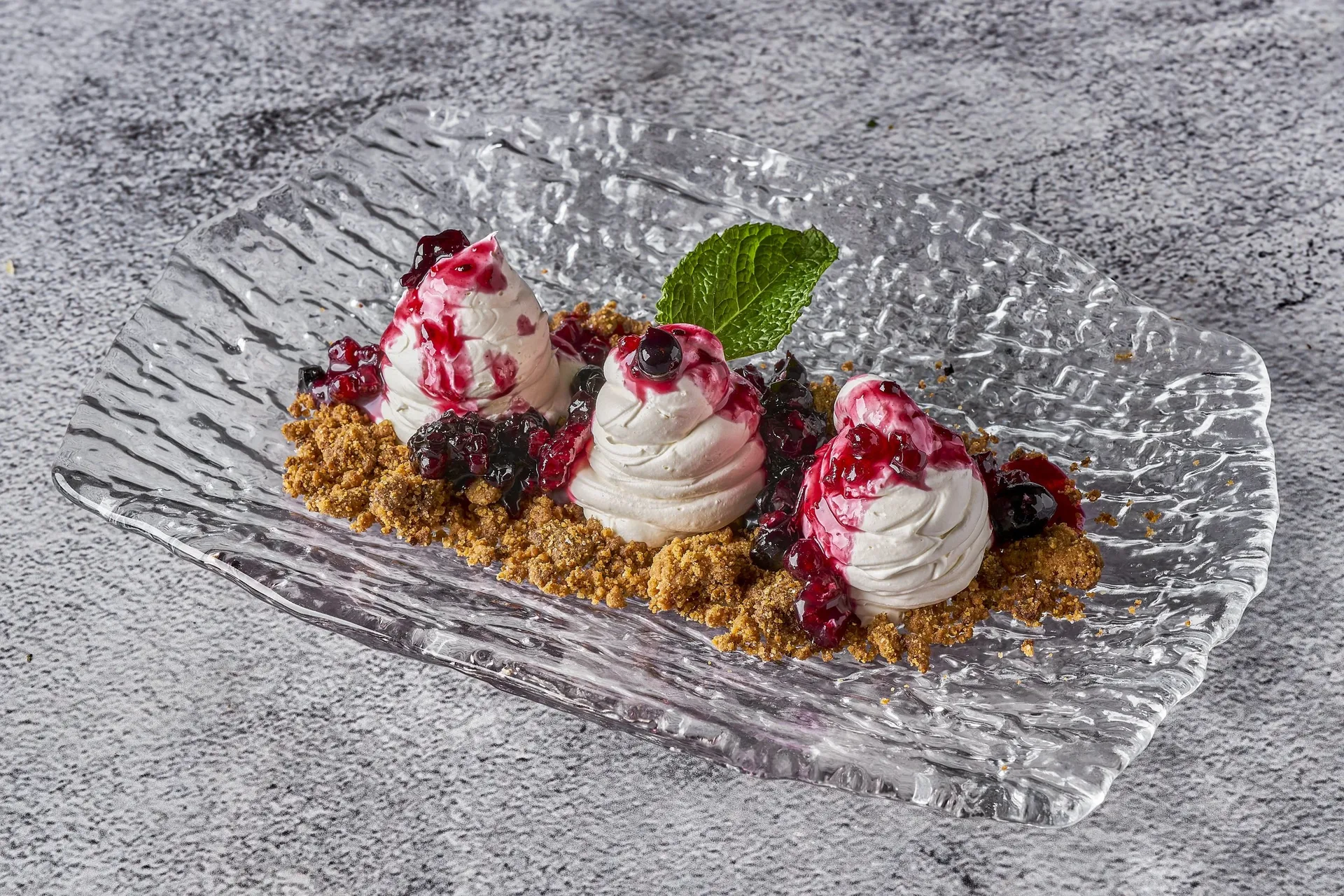 Cheesecake con nata y frutos rojos