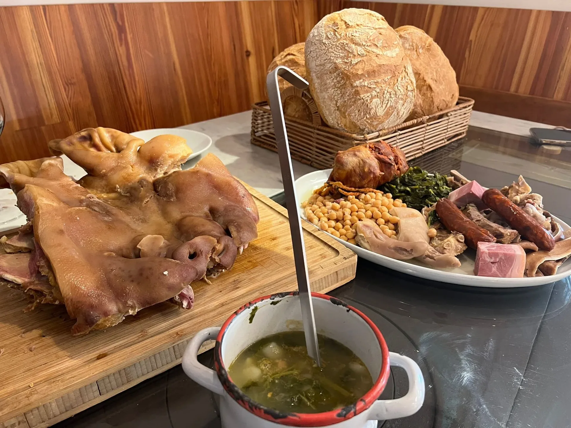 Cocido de Lalín con cabeza de cerdo, embutidos y pan