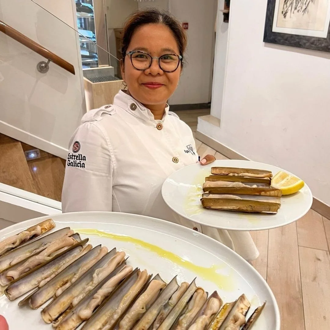 Cocinera de Ogrelo con una fuente de navajas