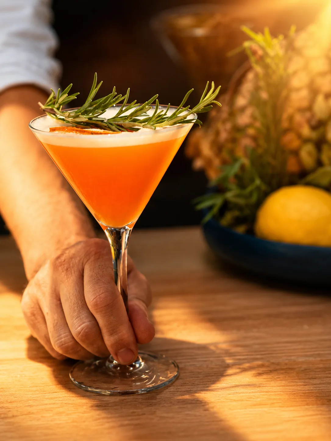 Cóctel naranja con romero