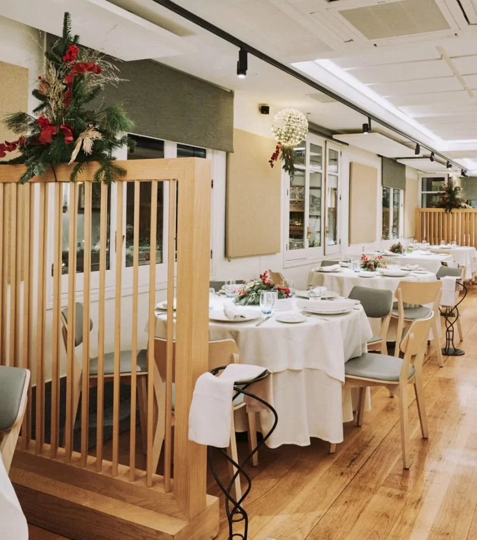 Comedor de Ogrelo con decoración navideña