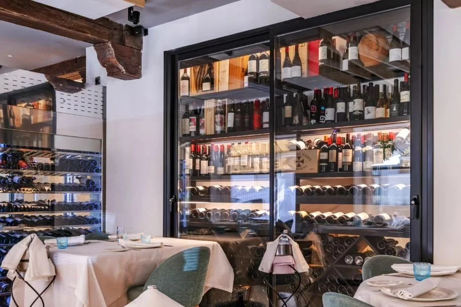 Comedor de Ogrelo con vinoteca acristalada al fondo