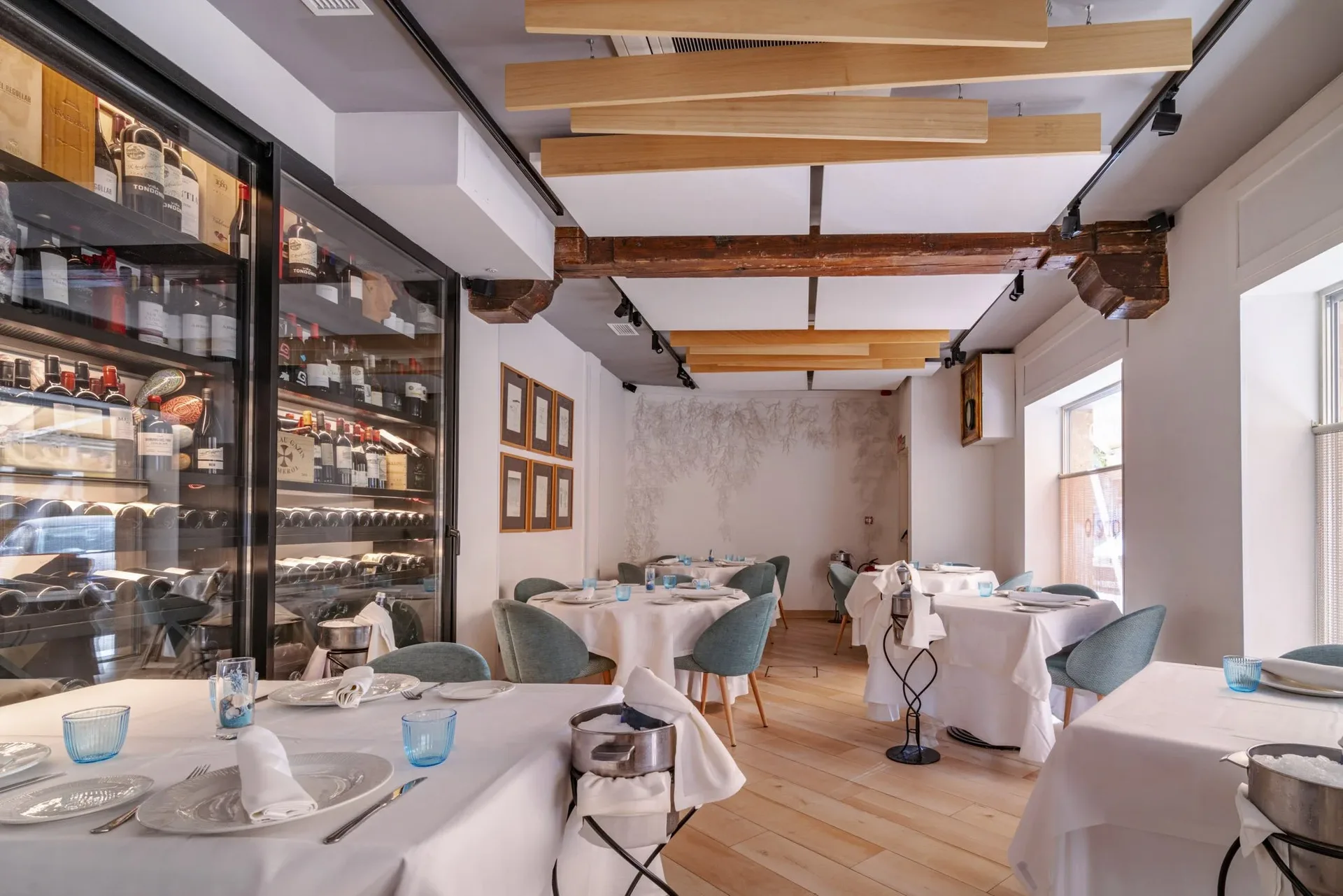 Dining room with a wine display cabinet in the background at Ogrelo