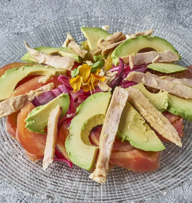 Ensalada de pescado con aguacate y tomate