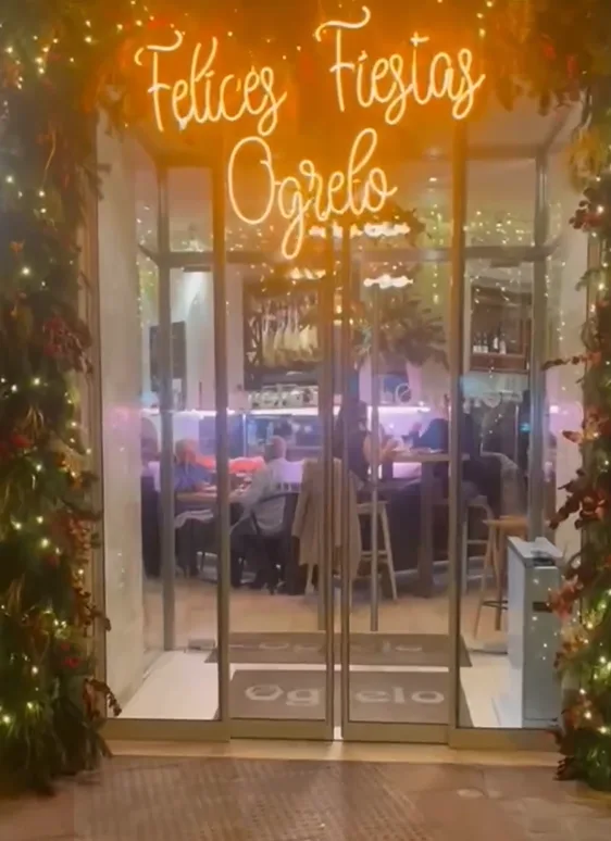Entrada de Ogrelo con el neón de Felices Fiestas