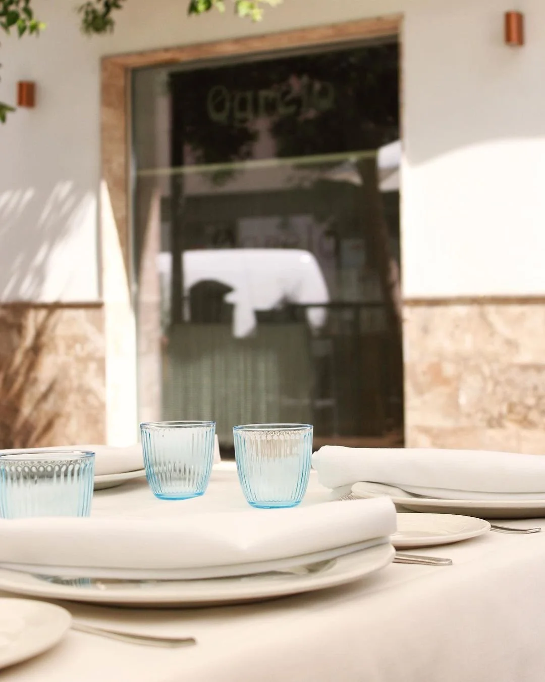 Entrada de Ogrelo y mesa montada con vasos azules