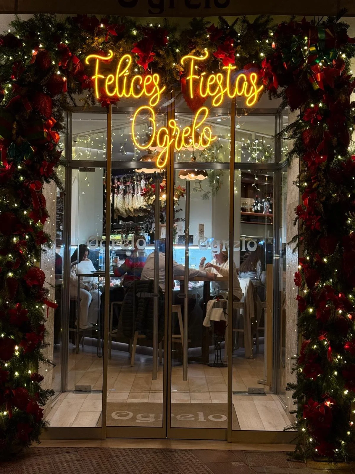 Entrada de Ogrelo con decoración navideña y neón