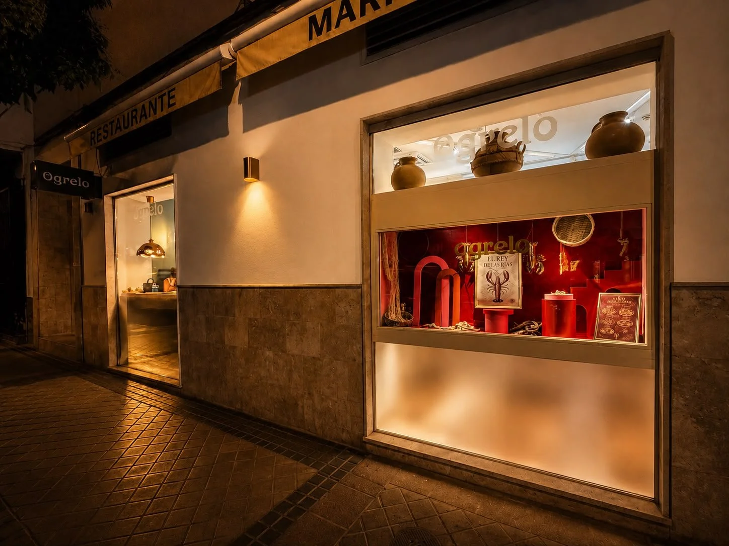 Escaparate de Ogrelo iluminado de noche