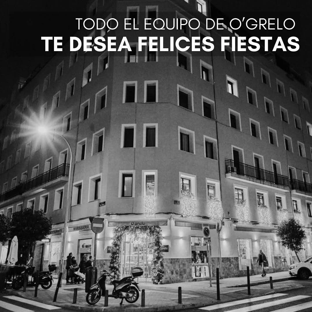 Fachada del edificio de Ogrelo con mensaje de felices fiestas