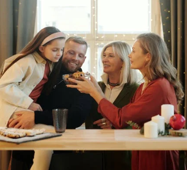 Familia comiendo junta alrededor de una mesa