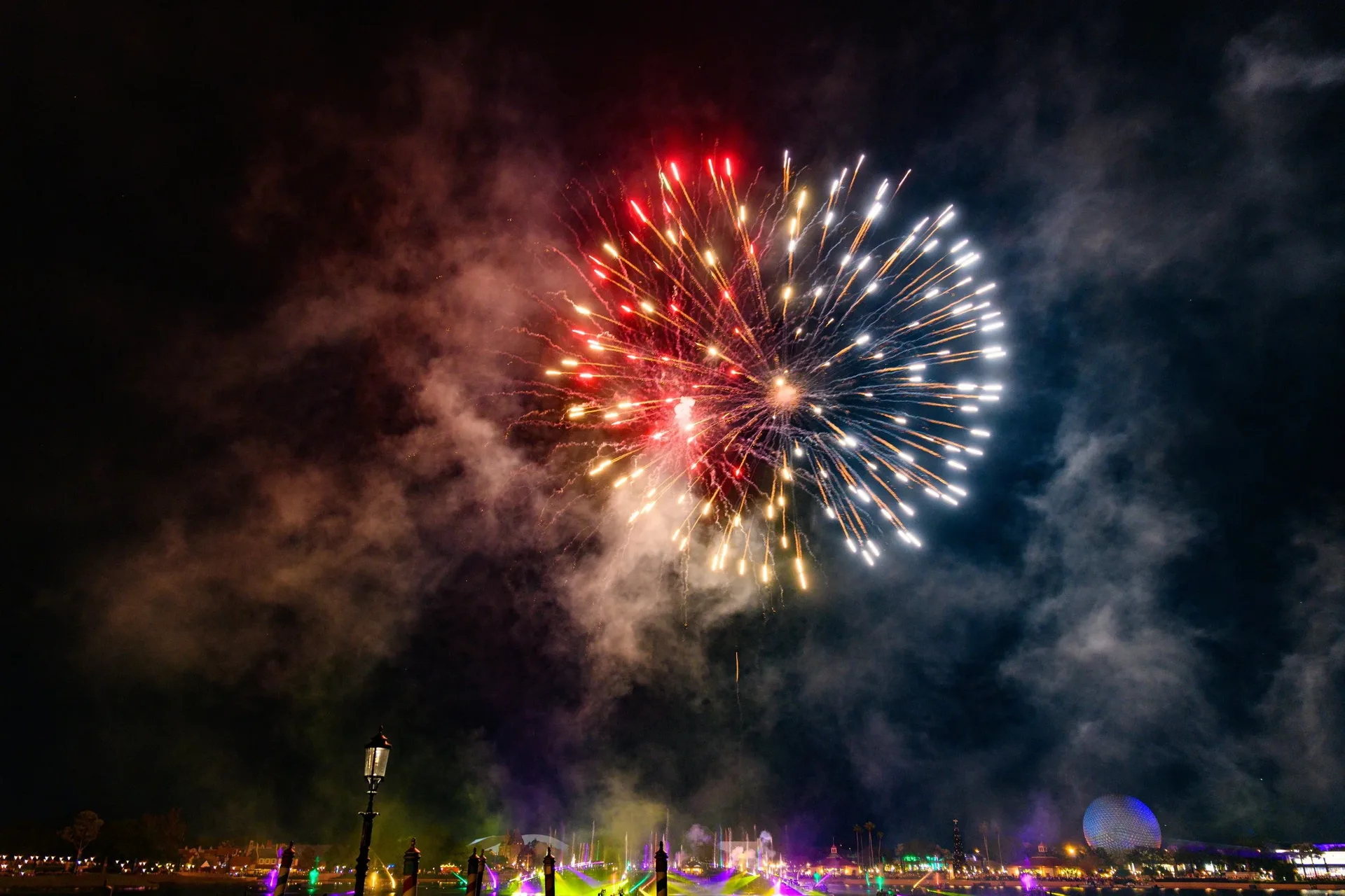 Fuegos artificiales en el cielo nocturno