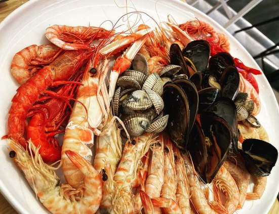 Gambas y mariscos frescos