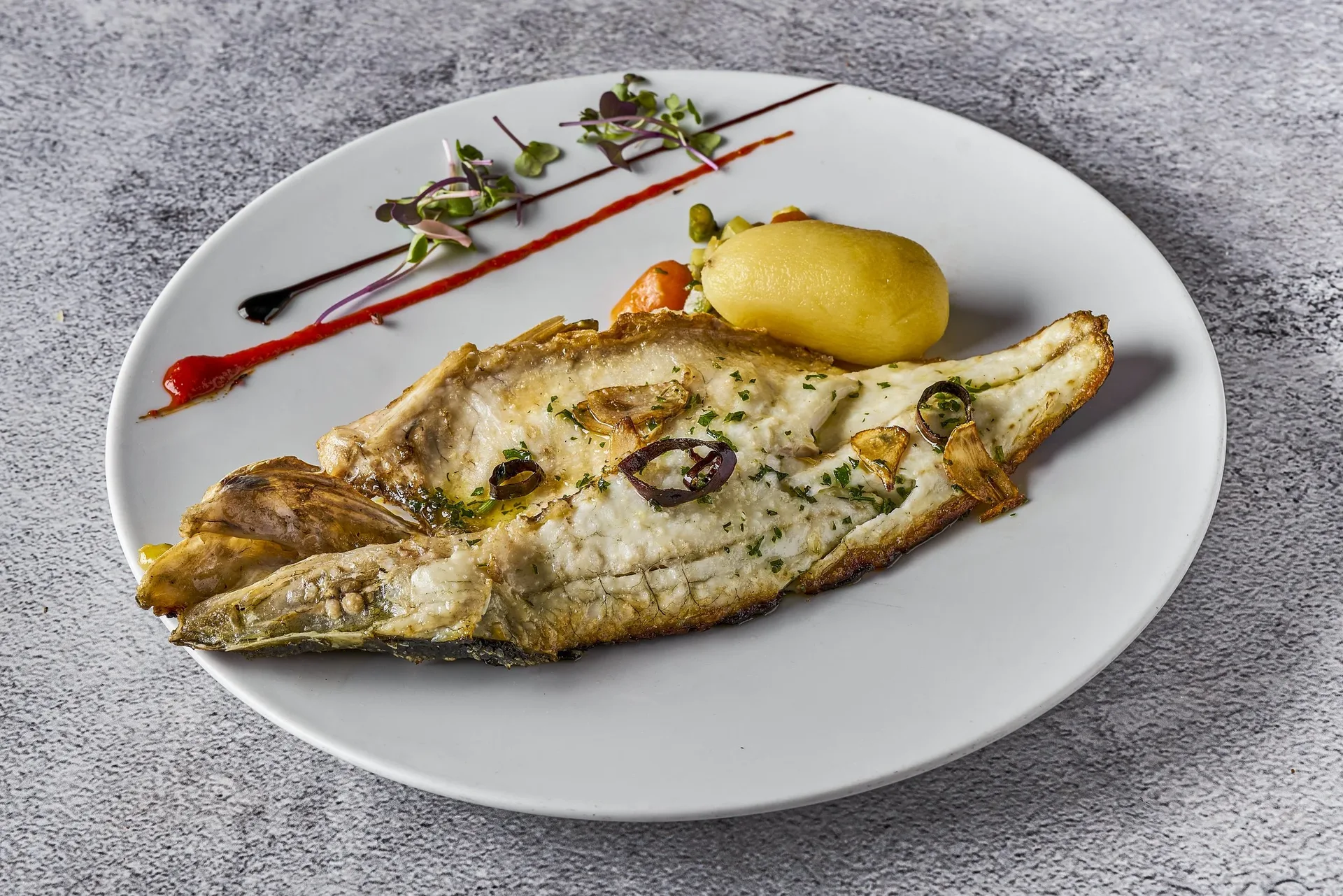 Lubina a la espalda, especialidad al horno de Ogrelo Madrid