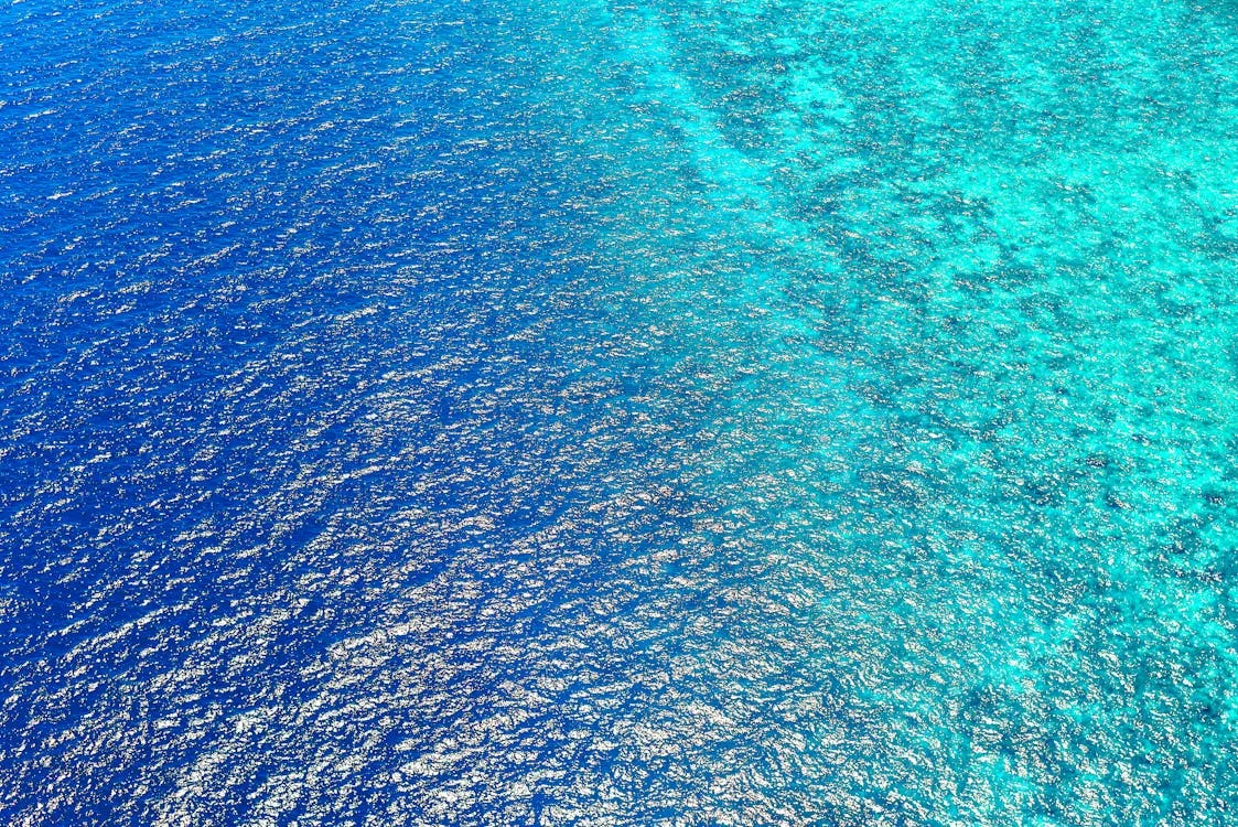 Vista aérea del mar turquesa