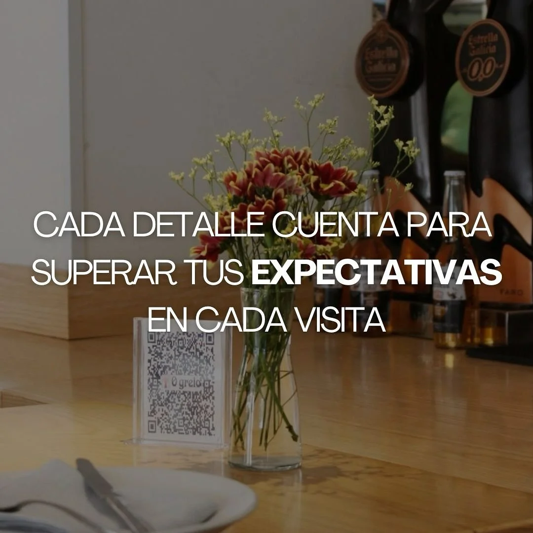 Mesa con flores y código QR en Ogrelo