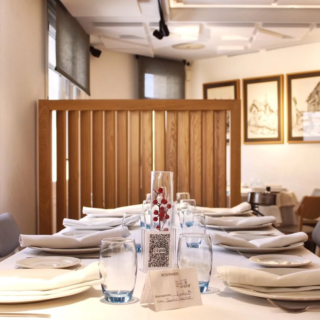 Mesa montada en el comedor de Ogrelo