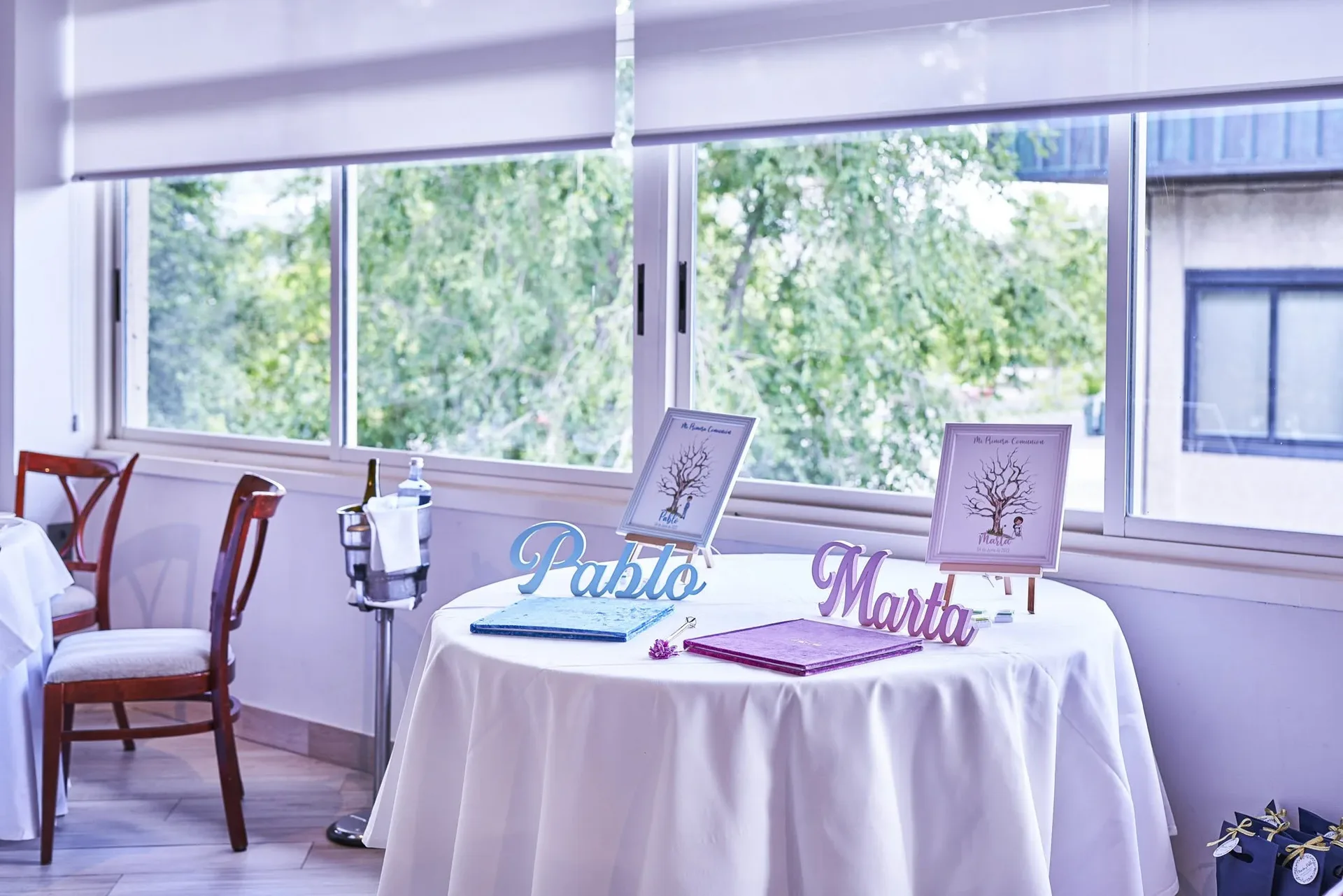 Round table with name placards for a celebration