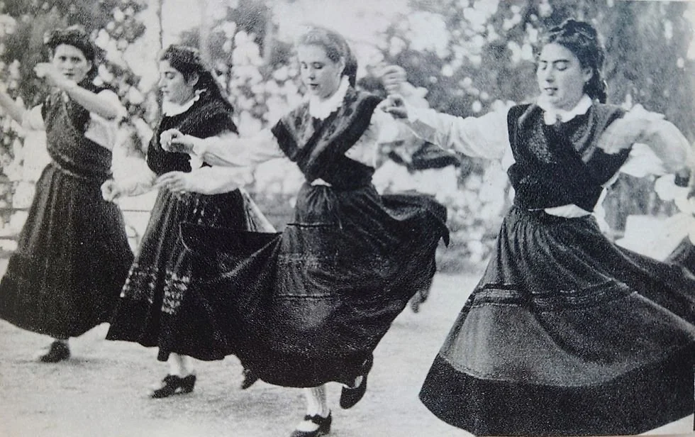 Mujeres bailando una danza tradicional en blanco y negro