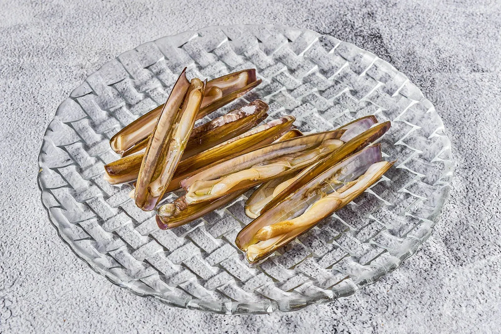 Navajas a la plancha en plato de cristal