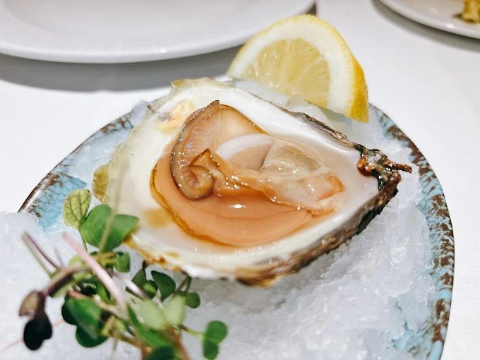 Ostra con limón sobre hielo