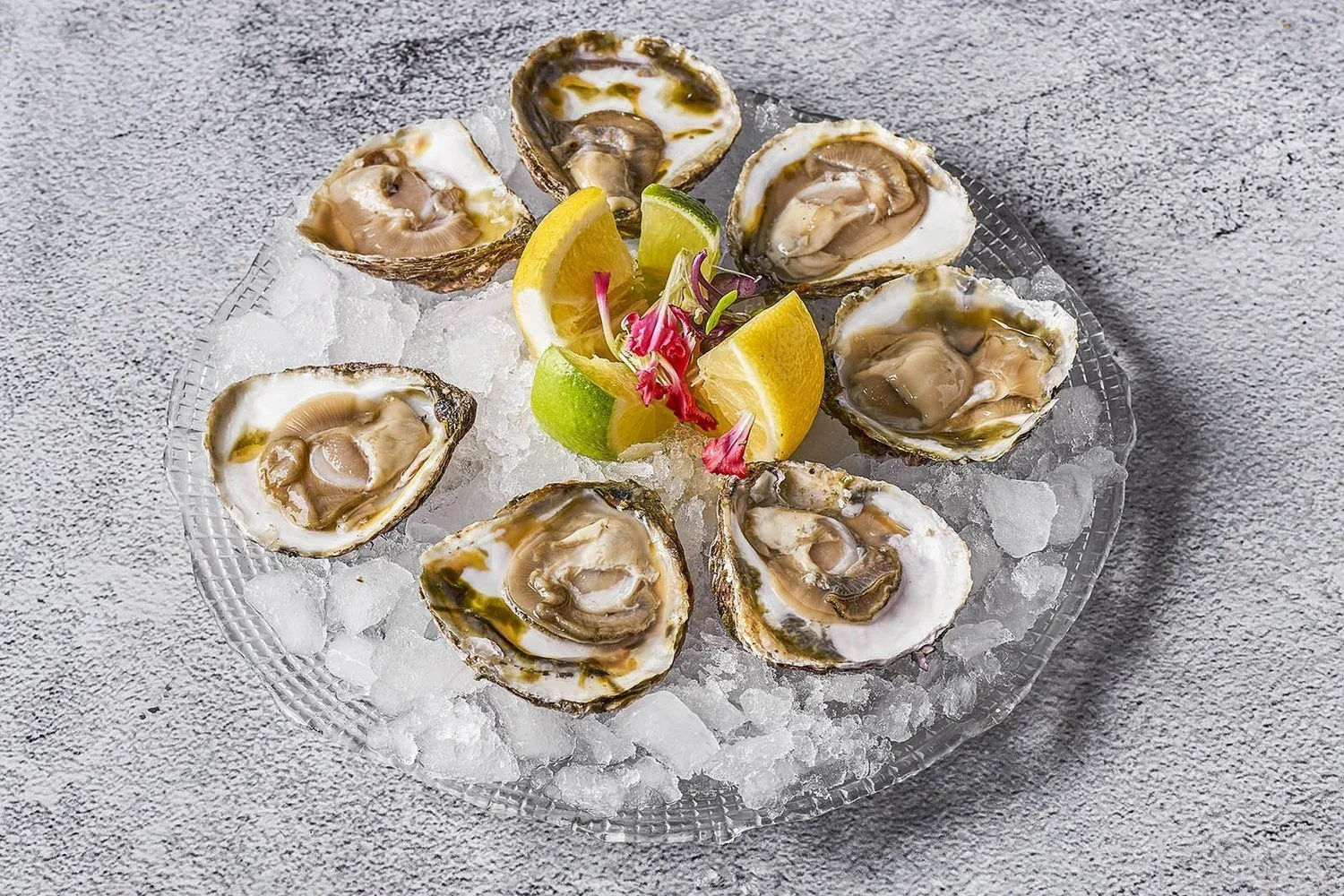 Ostras abiertas sobre hielo con limón