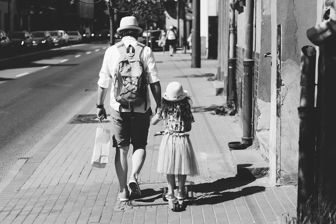Padre e hija paseando por la ciudad en blanco y negro