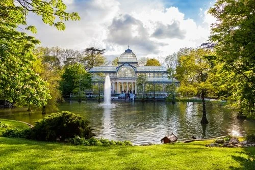 Palacio de Cristal del parque del Retiro junto al lago