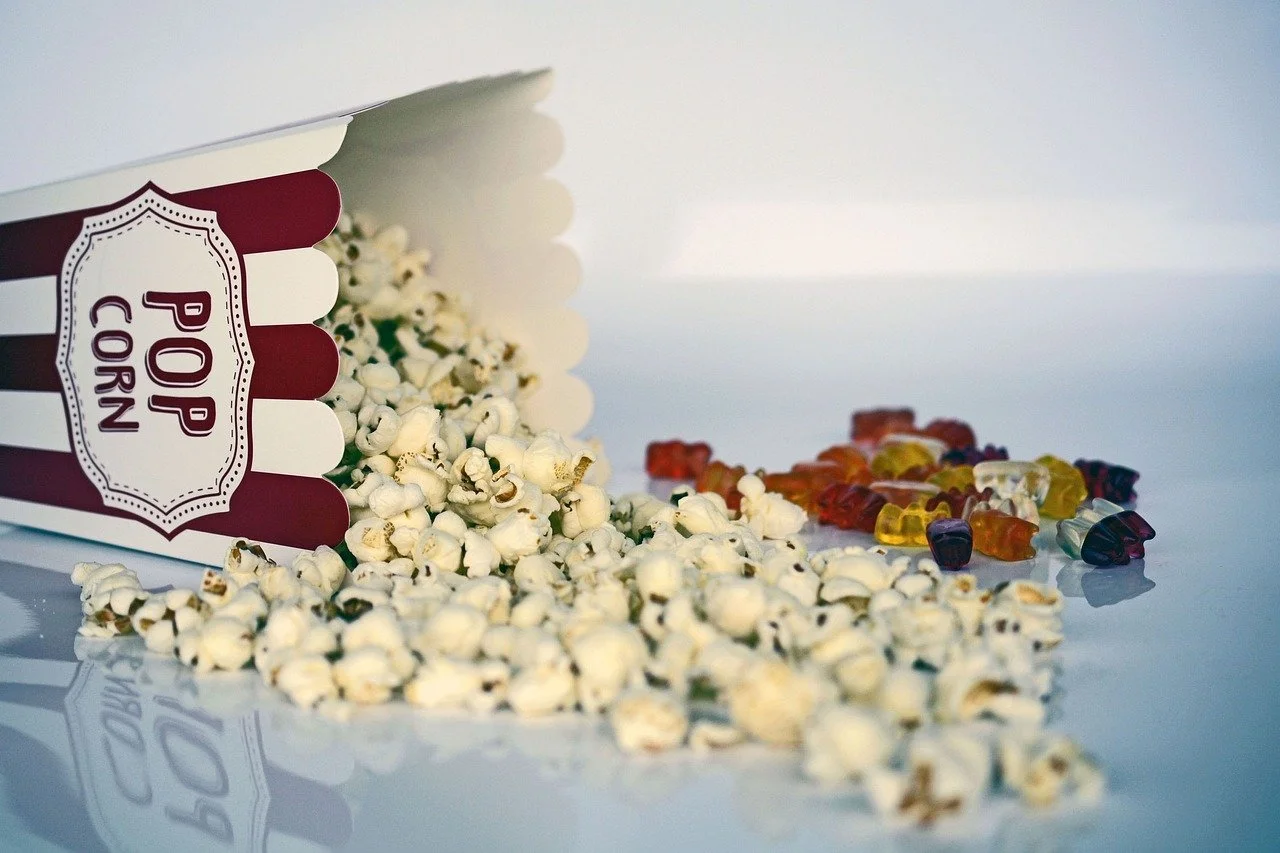 Cubo de palomitas con golosinas