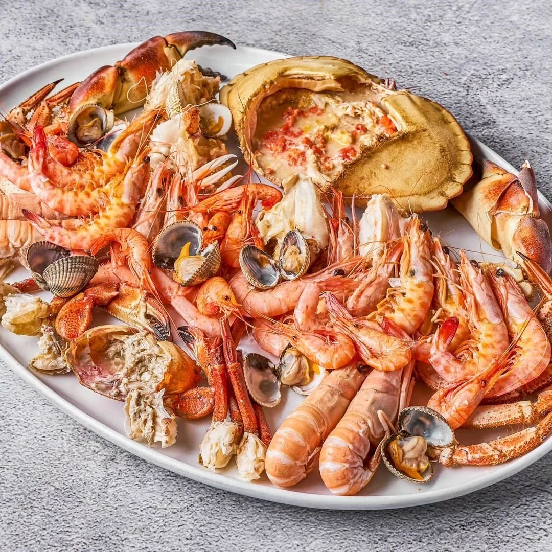 Parrillada de marisco en fuente grande