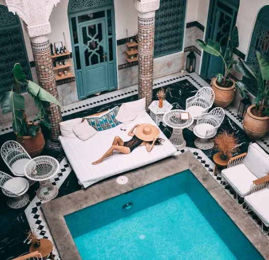 Patio con piscina y mobiliario de estilo marroquí
