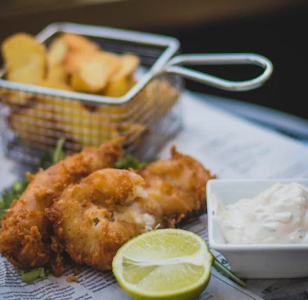 Pescado frito con patatas y limón