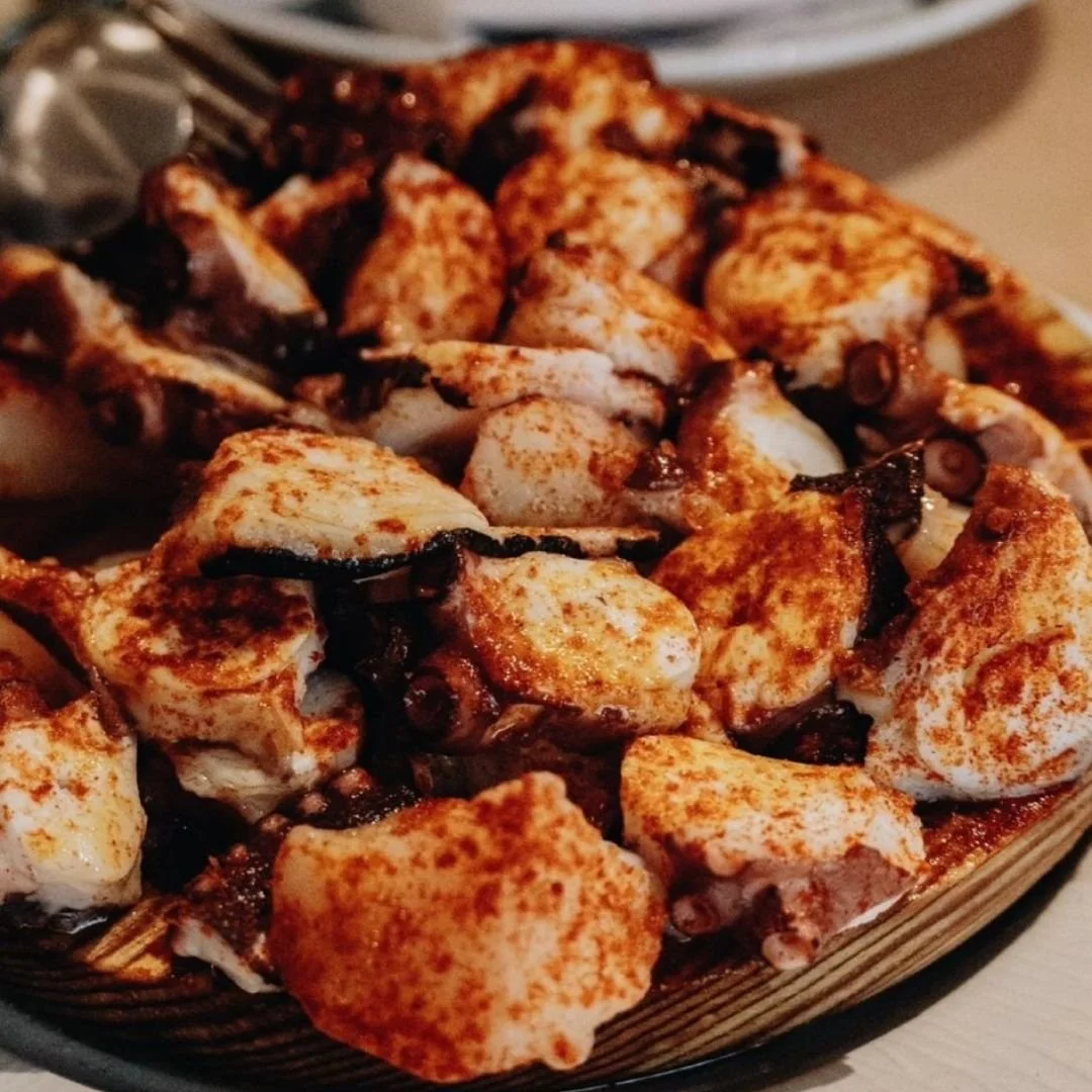 Pulpo a feira servido sobre tabla de madera