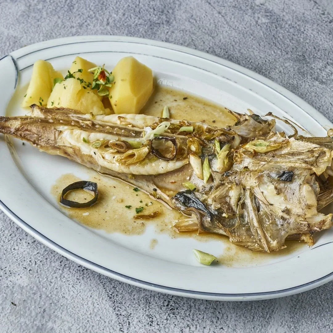 Rape con patatas cocidas en fuente