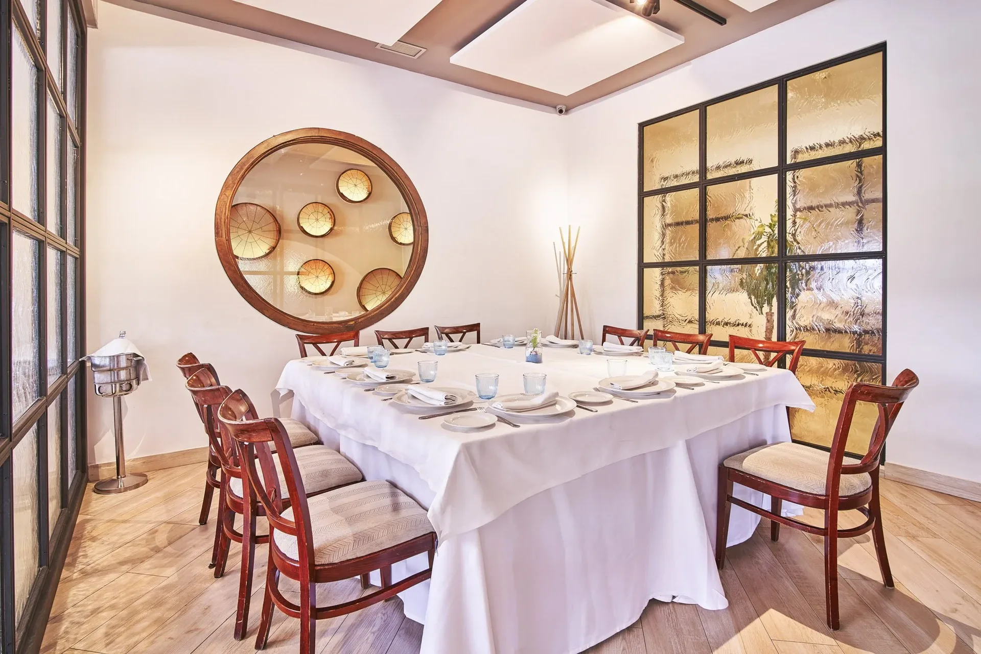 Private room with a round mirror and an imperial-style table for meetings
