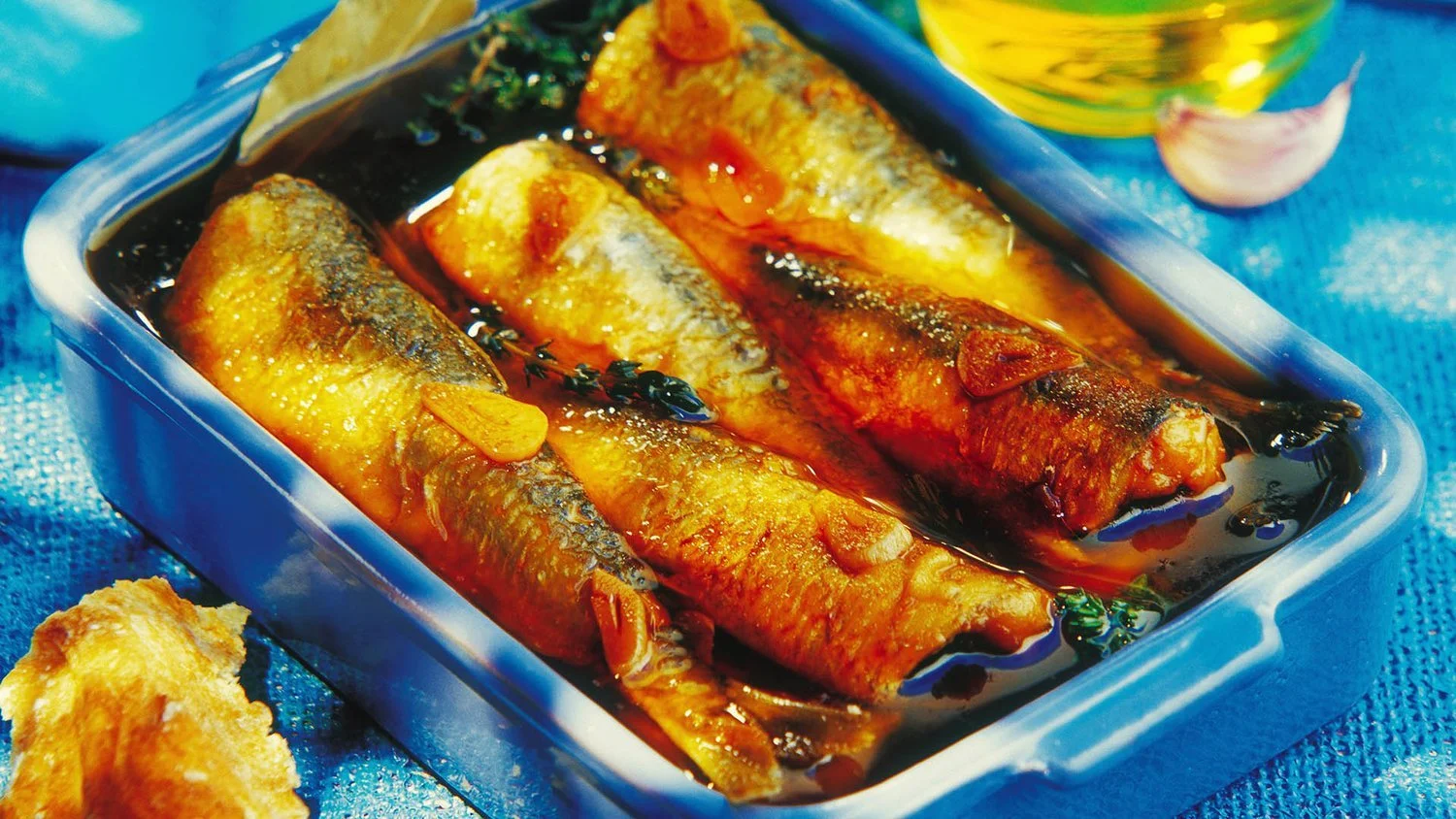 Sardinas en escabeche en una fuente azul