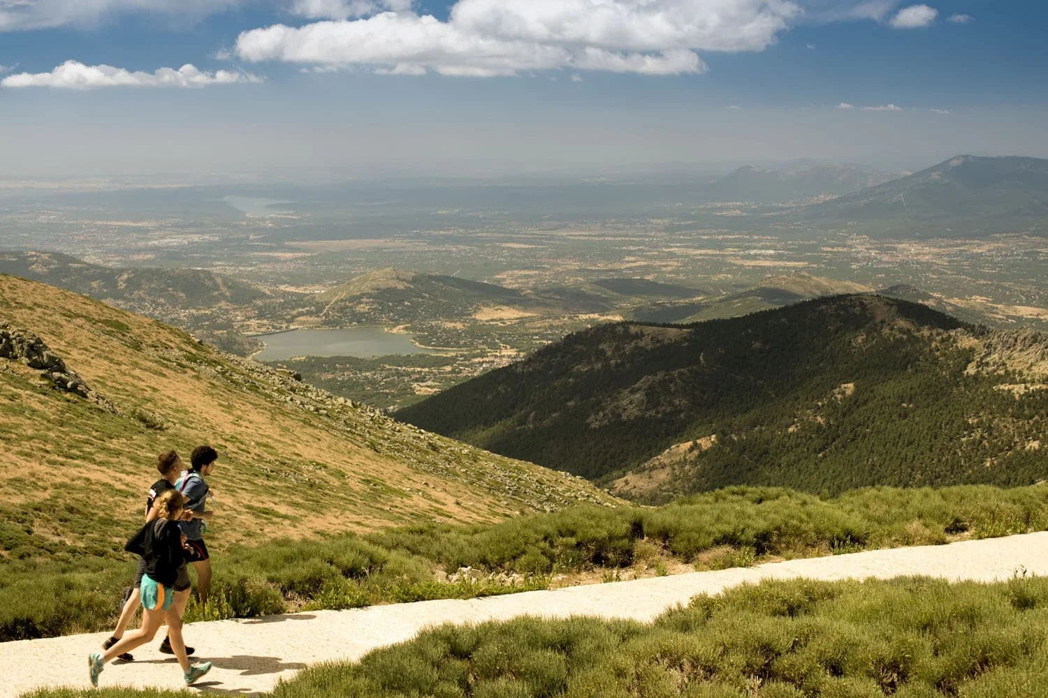 Senderista corriendo por un sendero de la sierra de Madrid