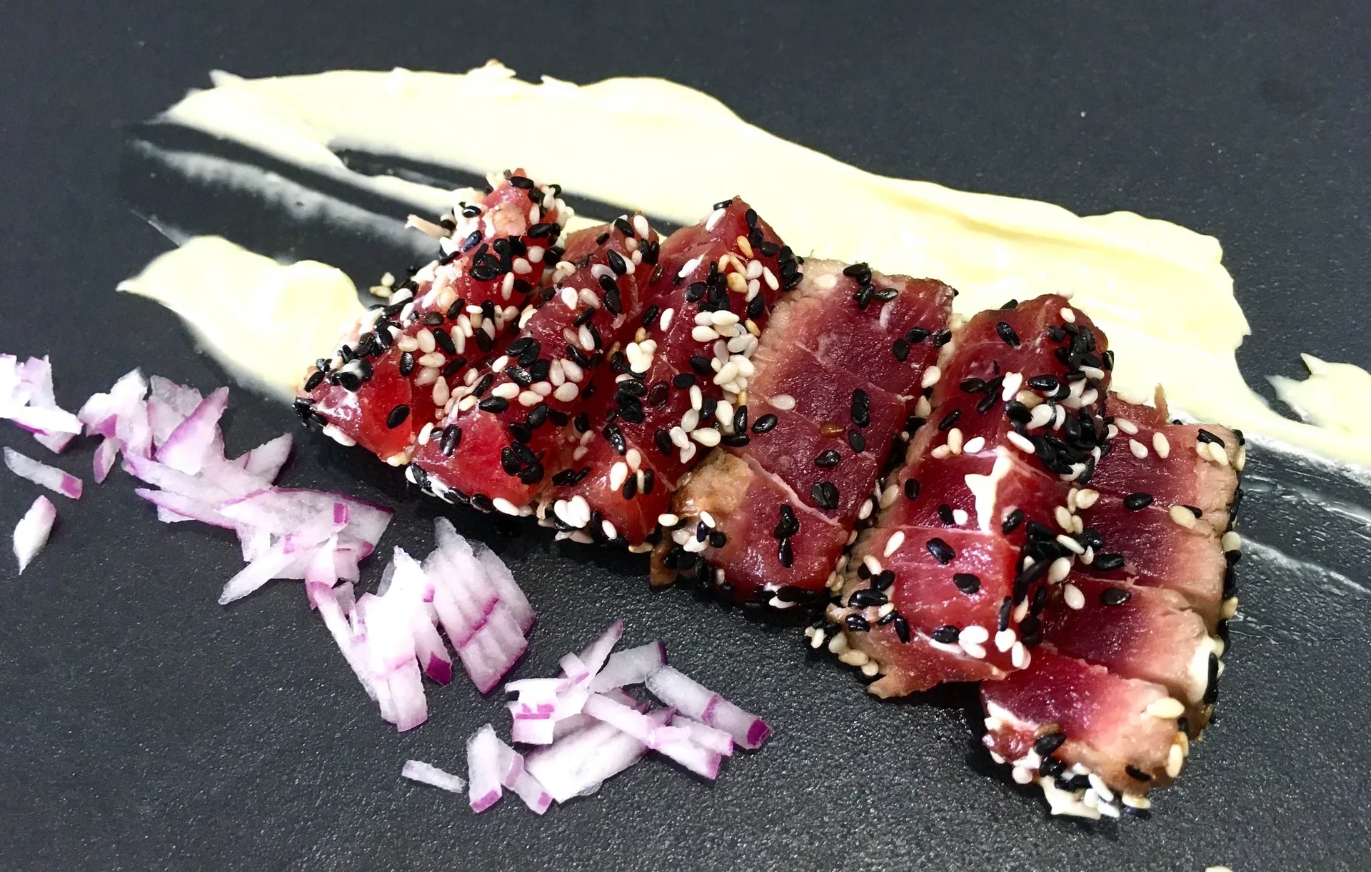 Tataki de atún con sésamo y cebolla morada